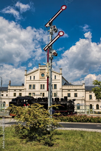 zittau, deutschland - bahnhofssignal mit lokomotive