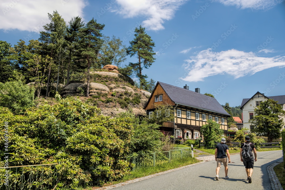 oybin, deutschland - idylle mit felsen und fachwerk