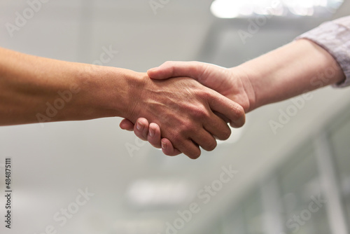 Geschäftsleute beim Hände schütteln für Zusammenarbeit