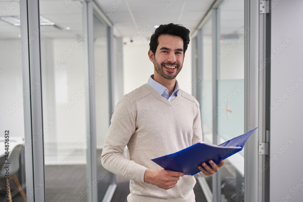 Fototapeta premium Lächelnder Business Mann als erfolgreicher Start-Up Gründer