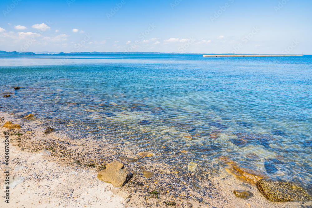 夏の白い砂浜と青い海の風景
