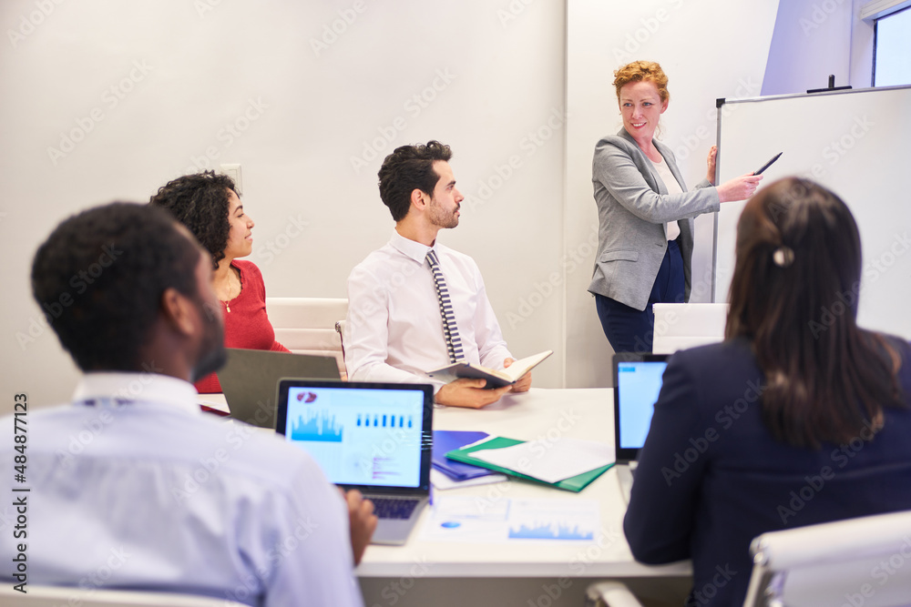 Business Frau als Referentin am Whiteboard in einer Schulung Business Frau als Referentin am Whiteboard in einer Schulung
