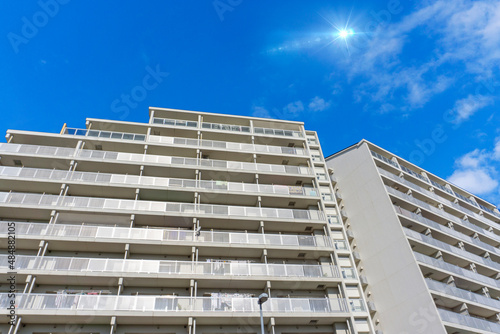 Exterior of high-rise condominium and refreshing blue sky scenery_sky_33