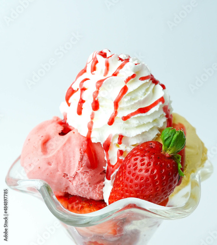 Canvas Print Copa con tres bolas de helado de platano, crema y fresa