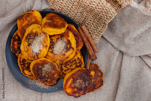 Foto Traditional South African pumpkin fritters or pancakes known as Pampoenkoekies