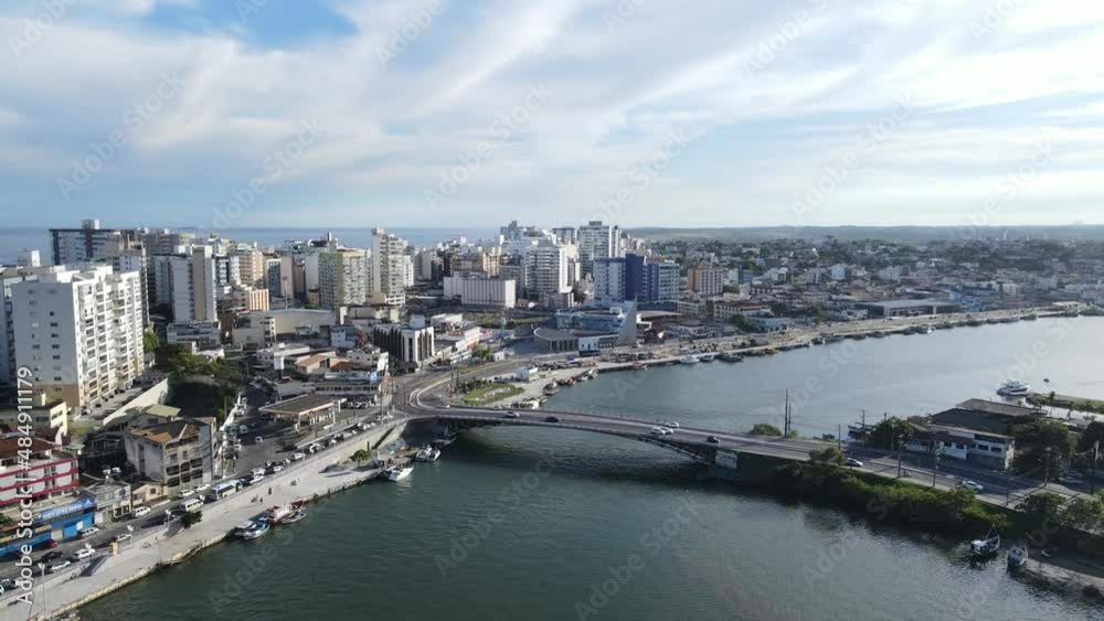 imagem de drone do canal do centro de Guarapari, mostrando o transito, os barcos, carros e o por do sol.
imagem de drone do canal do centro de Guarapari, mostrando o transito, os barcos, carros e o por do sol.