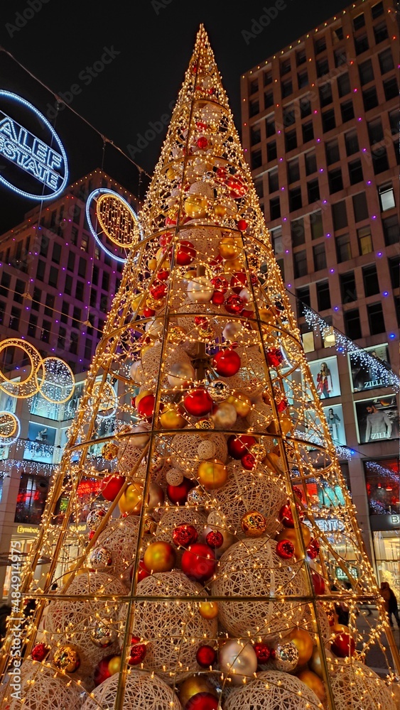 Obraz premium photo of a Christmas tree, holiday, Christmas, garland, decoration, illumination