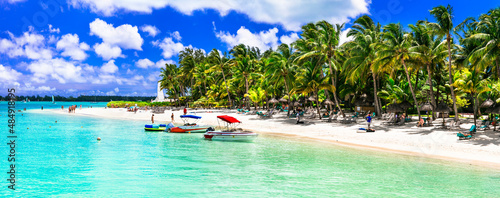 Obraz na plátně Idyllic tropical white sandy beach Trou aux biches with turquoise sea