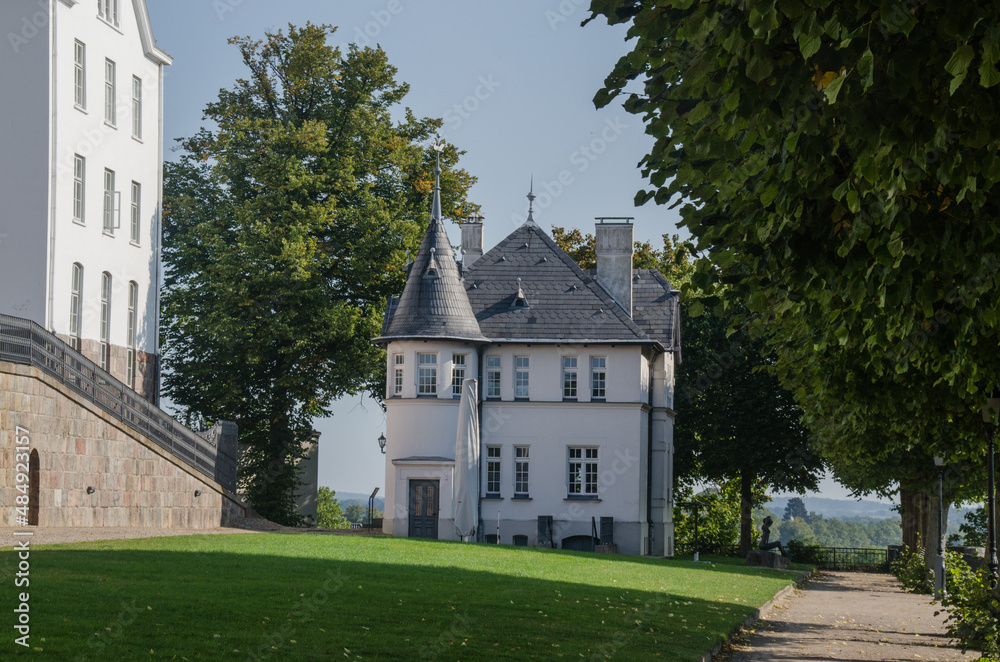 Plöner Schloss und Parkanlage mit Plöner Altstadt und Plöner See .