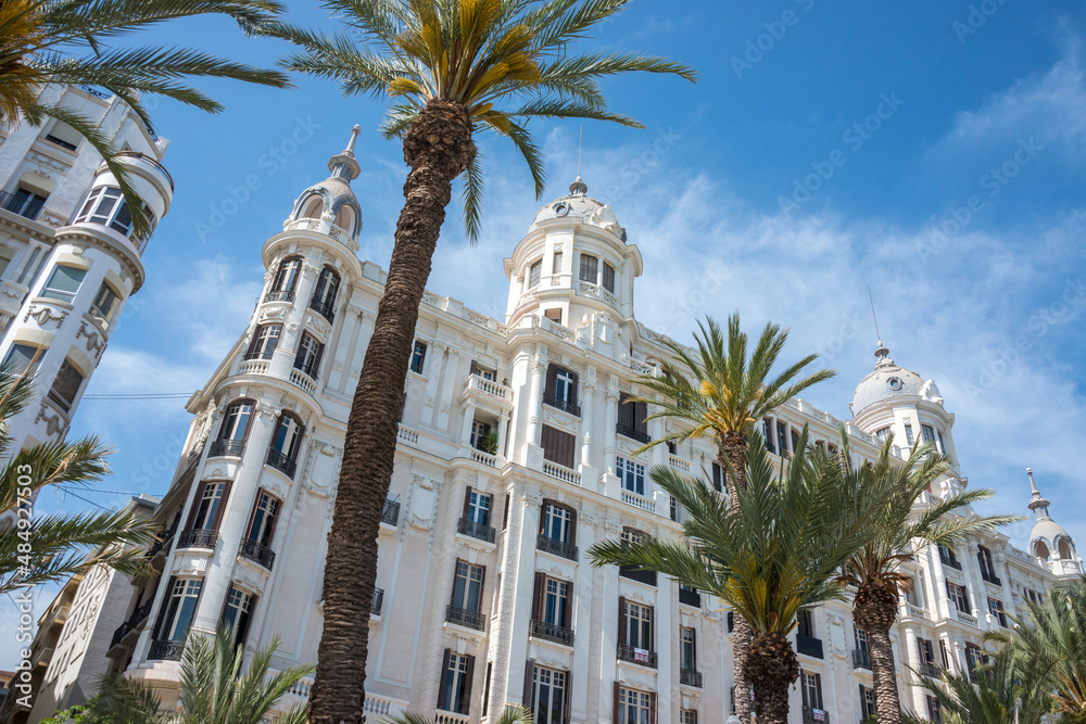 Palmeras y edificios en la avenida marítima de la ciudad de Alicante, España