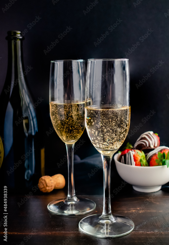 Foto auf Alu-Dibond mit Full Length View of Champagne in Flute Glasses: Bubbly sparkling wine in champagne glasses with chocolate covered strawberries #484938339