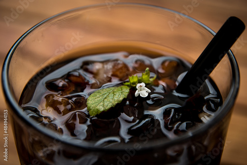 Fotografie refreshment with ice, deadnettle and straw