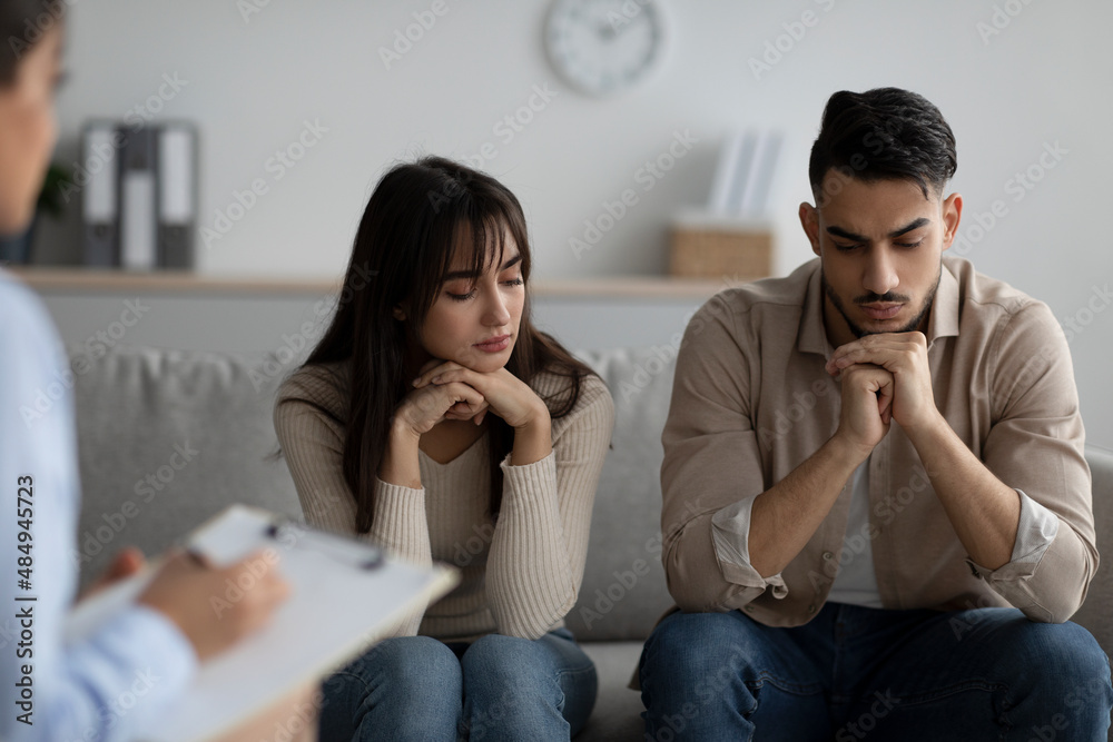 Marital psychotherapy. Arab spouses with relationship problems sitting at therapy session with psychologist - obrazy, fototapety, plakaty 