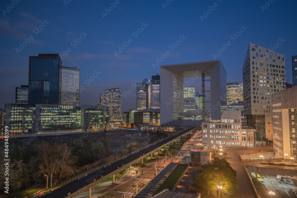 La Défense by Night - Vue du quartier de Paris La Défense à la tombée de la nuit

