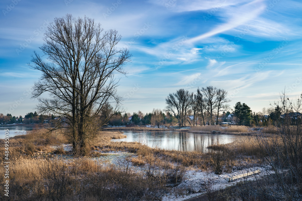 Pogodne zimowe popołudnie nad mazowieckim jeziorkiem