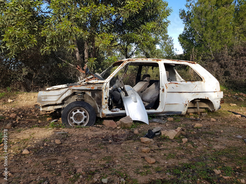 Vecchia automobile distrutta e abbandonata photo