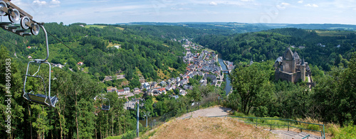 Blick auf Vianden mit Seilbahn und Schloss, Großherzogtum Luxemburg, Panorama