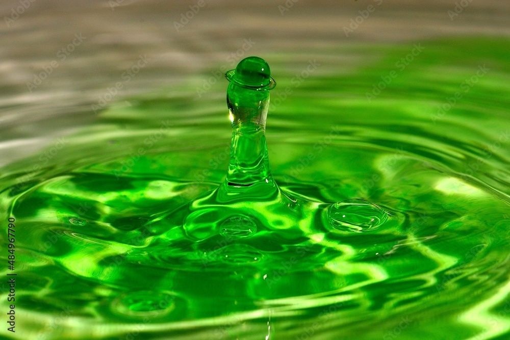 Kunst, eingefärbter Wassertropfen stellt grünen Mann mit Hut dar. Kunst, eingefärbter Wassertropfen stellt grünen Mann mit Hut dar.
