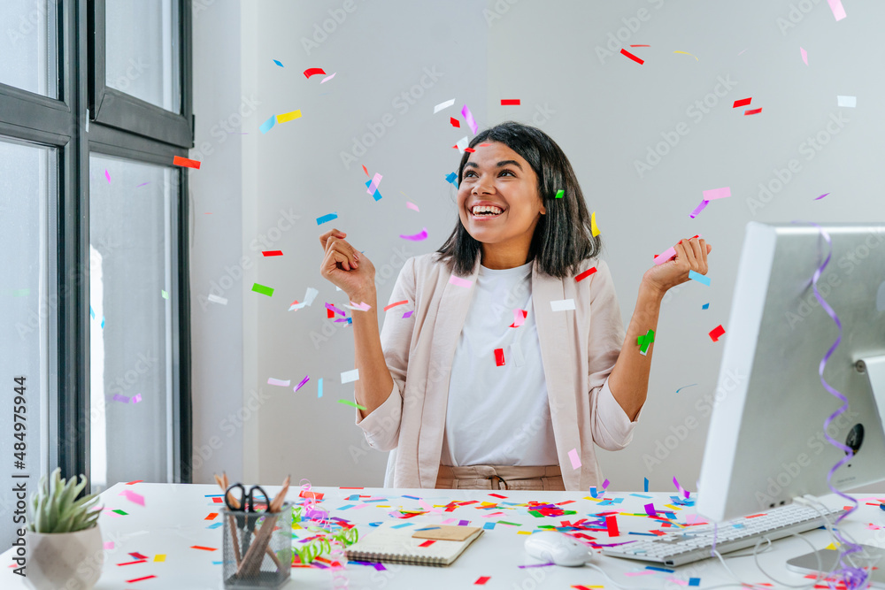 Young business woman having fun time catching confetti - obrazy, fototapety, plakaty 