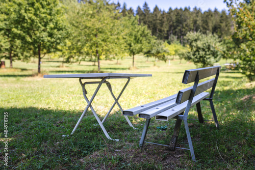 leere Bank mit Blick ins Grüne