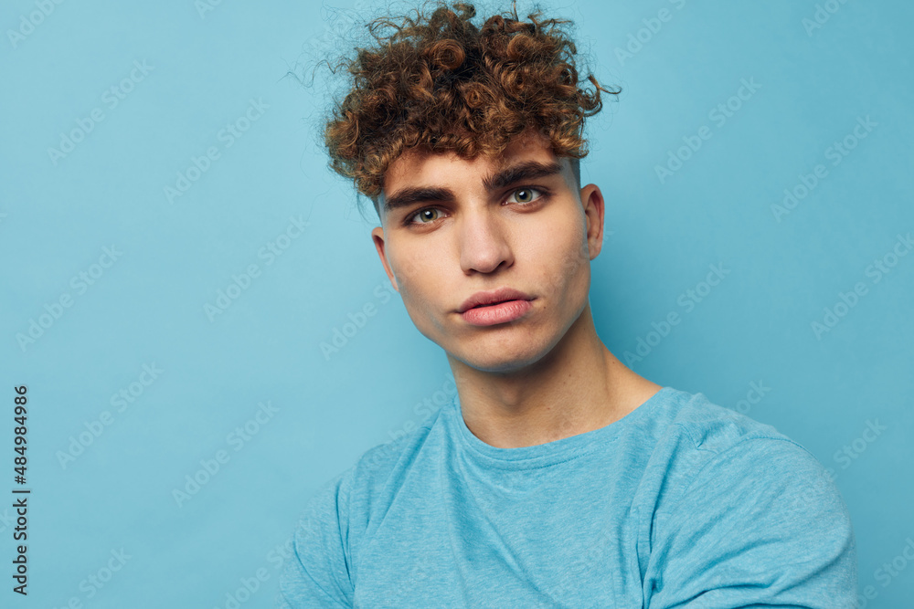 Obraz premium handsome guy in blue t-shirts with a pumped-up body unaltered