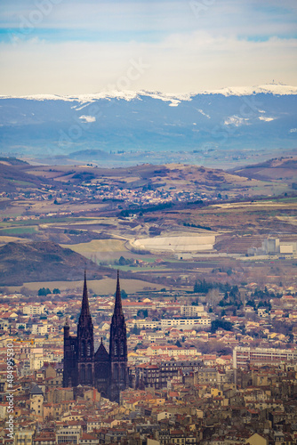 Vue de Clermont-Ferrand, sa cathédrale en pierre de lave et le livradois Forez enneigé en vague de fond