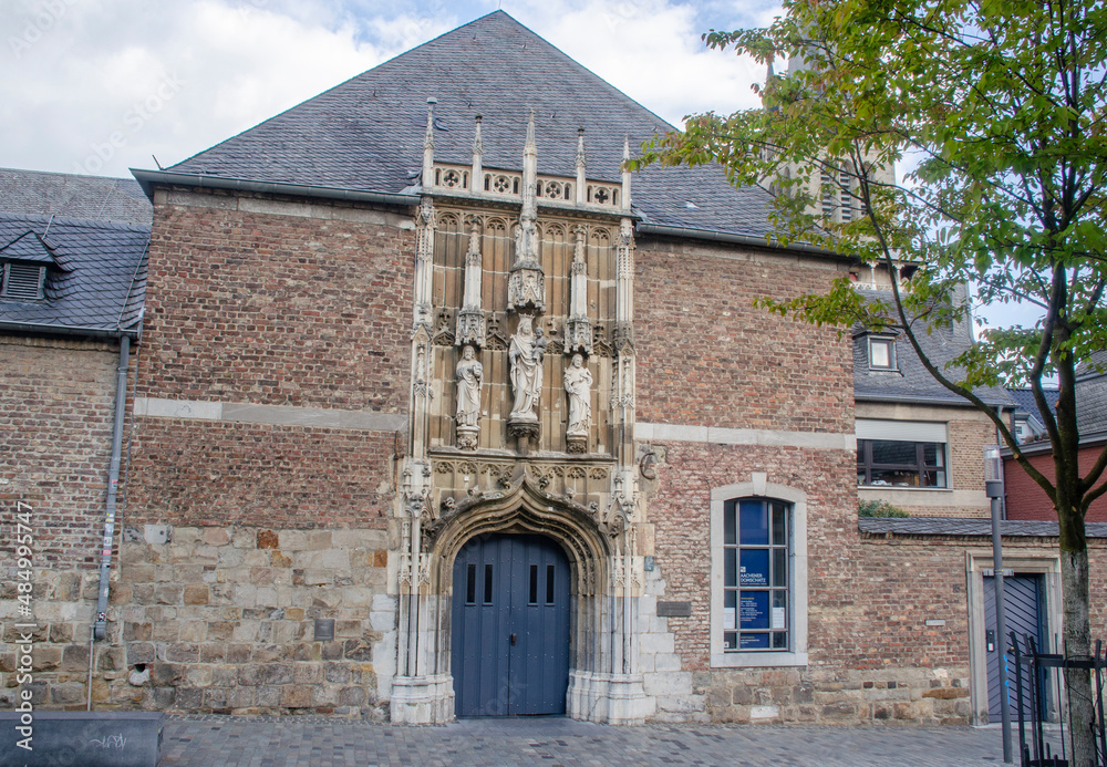Aachen: -Die Aachener Domschatzkammer ist die bedeutendste kirchliche Schatzkammer nördlich der Alpen.
