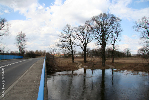 Miasto wrocław wysoka fala powodziowa spowodowana rzeka Odra.