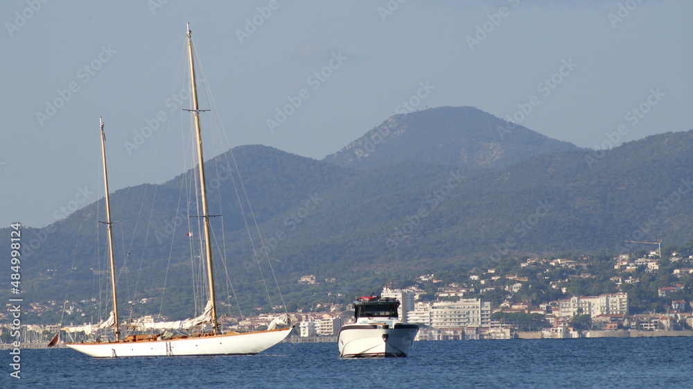 bateau de plaisance à voile et voilier dans le golfe de Saint-Tropez