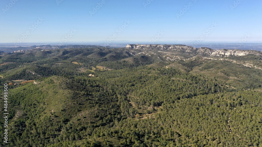 survol du massif des Alpilles en Provence  dans le sud de la France