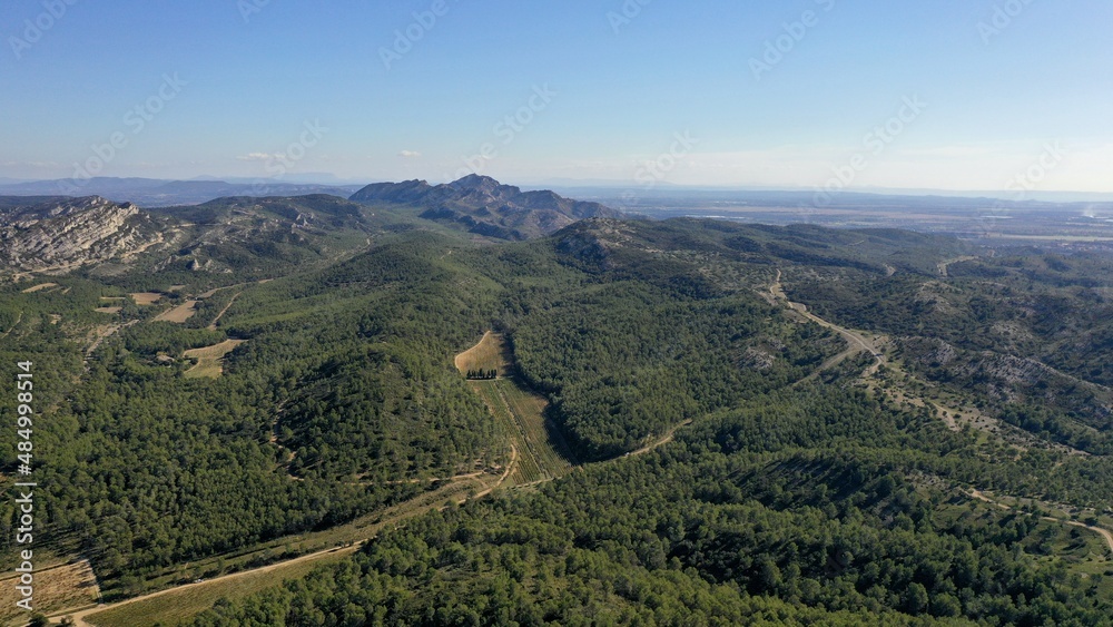 survol du massif des Alpilles en Provence  dans le sud de la France
