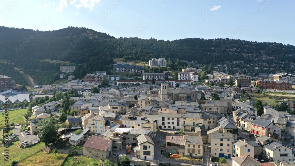 survol du vieux village des angles dans le massif des Pyrénées en Occitanie dans le sud de la France survol du vieux village des angles dans le massif des Pyrénées en Occitanie dans le sud de la France