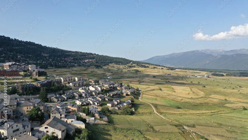 survol du vieux village des angles dans le massif des Pyrénées en Occitanie dans le sud de la France