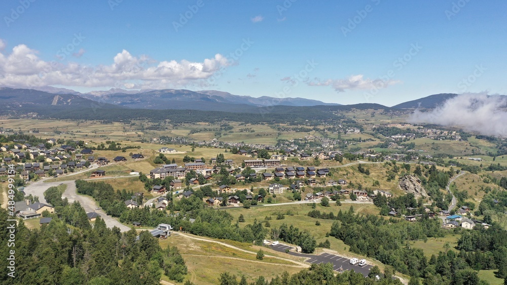 survol d'un lac de montagne et des forets dans les Pyrénées-Orientales, sud de la France, parc naturel des Bouillouses
