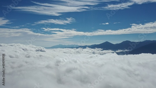 survol d'une mer de nuage dans les Pyrénées-Orientales dans le sud de la France © Lotharingia