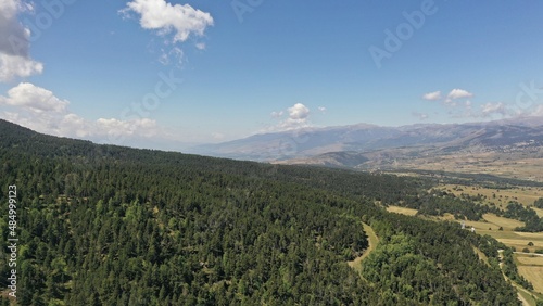 survol d un lac de montagne et des forets dans les Pyr  n  es-Orientales  sud de la France  parc naturel des Bouillouses 