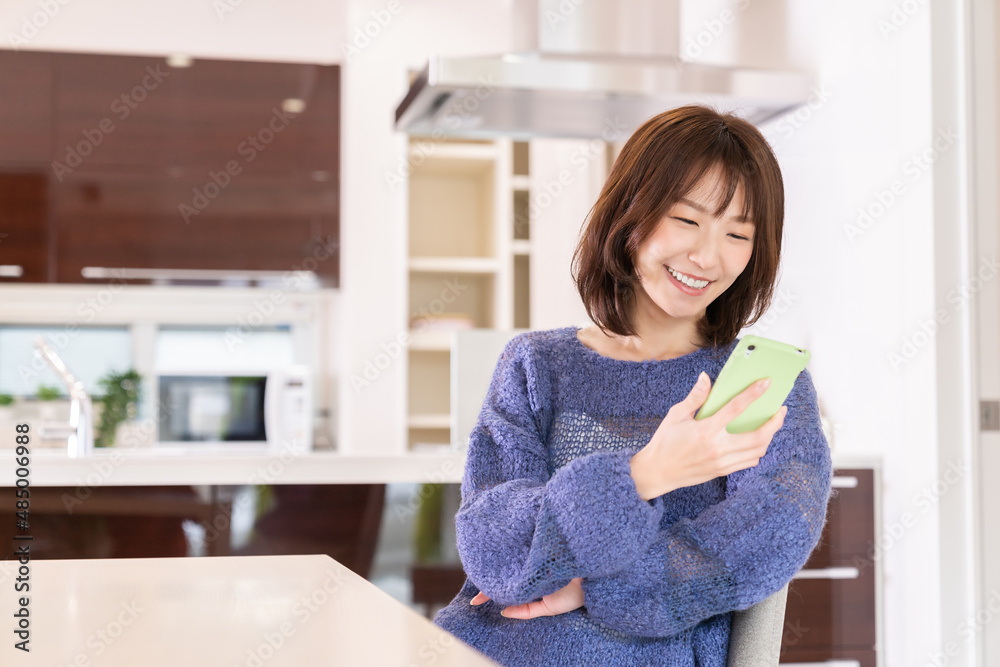スマホを見る若い女性 スマホを見る若い女性