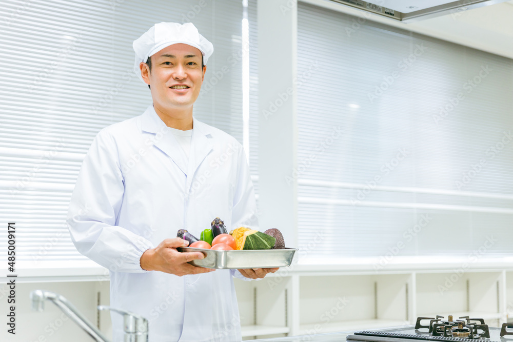 調理服を着た男性(野菜)
調理服を着た男性(野菜)