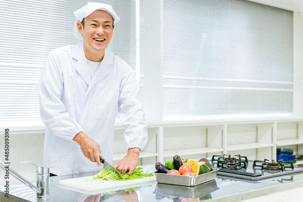 食品工場・給食センター・スーパーで働く男女
食品工場・給食センター・スーパーで働く男女
