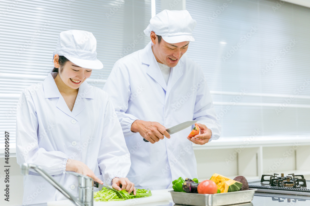 食品工場・給食センター・スーパーで働く男女
食品工場・給食センター・スーパーで働く男女