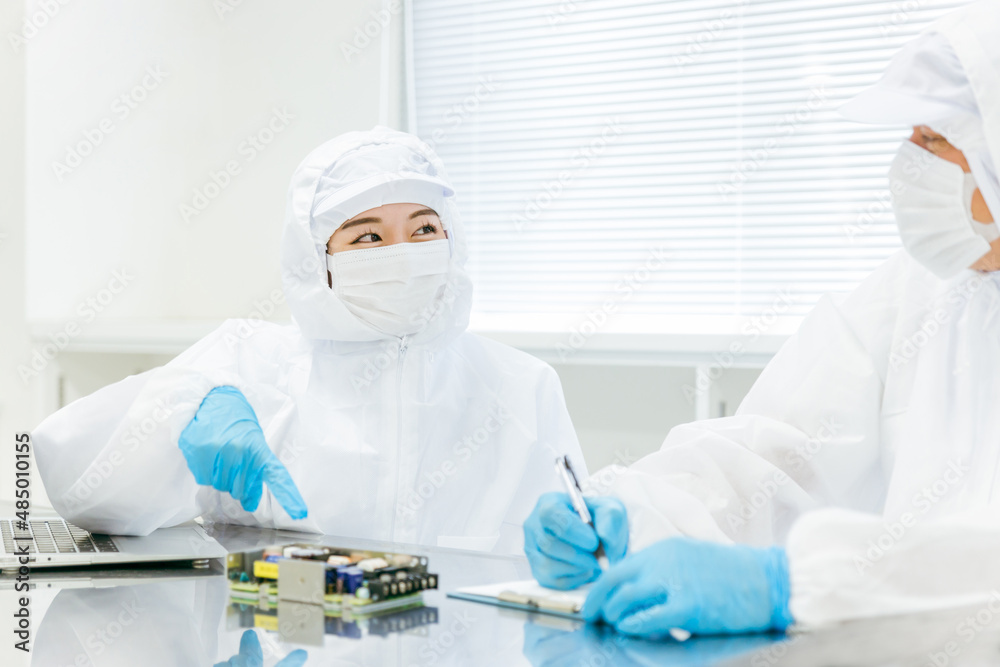 クリーンルームで精密機器を扱う女性
クリーンルームで精密機器を扱う女性