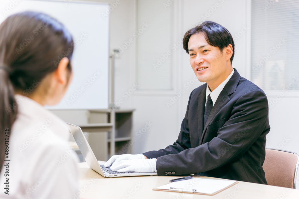 打ち合わせをする白手袋をつけたビジネスマン
