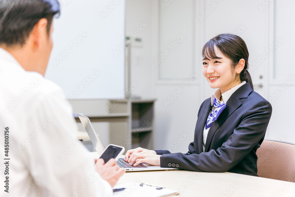 スマホの説明をする女性
スマホの説明をする女性