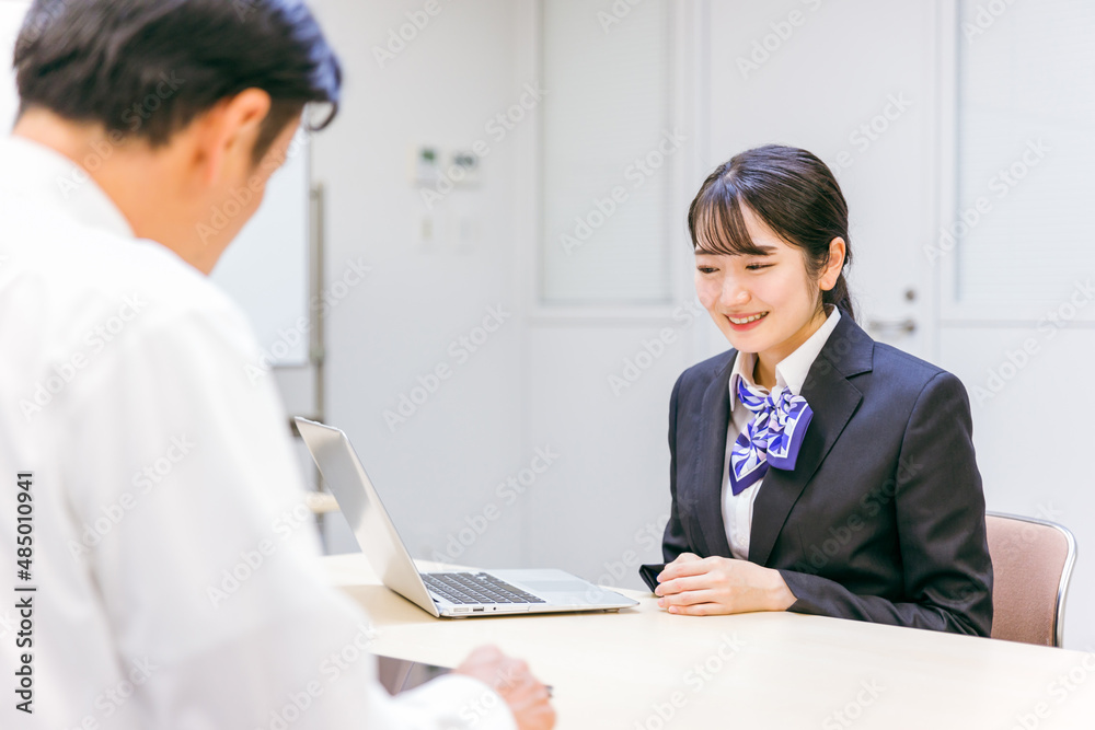 契約をするビジネスウーマンとビジネスマン
