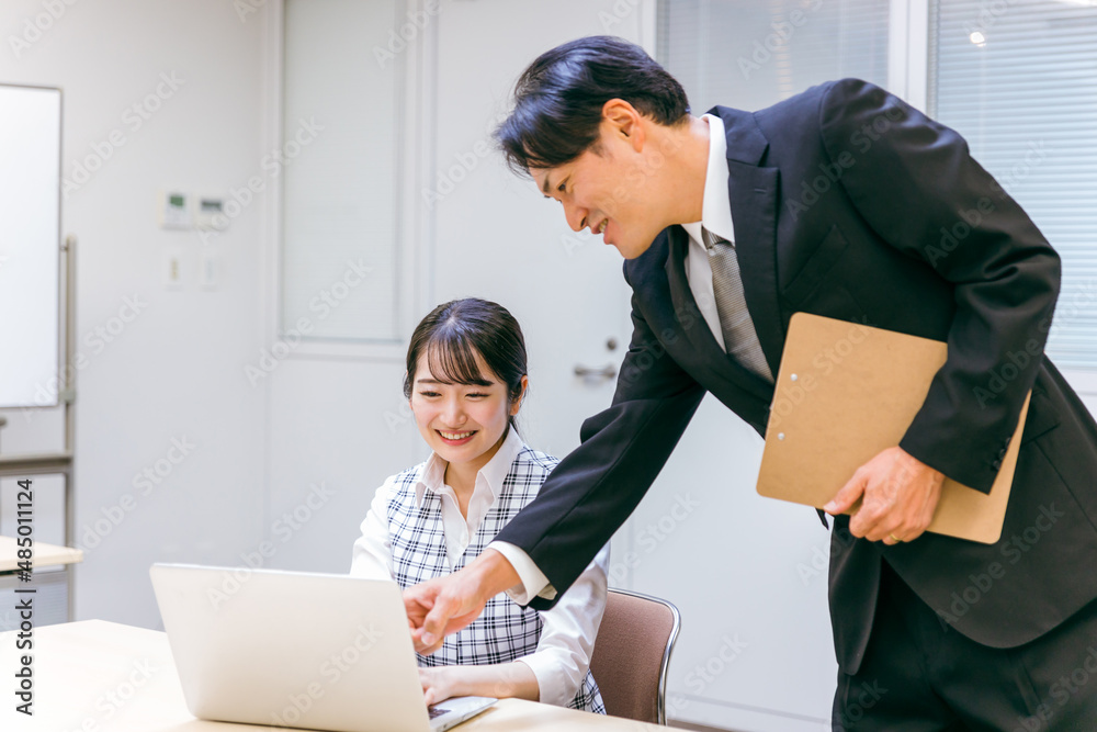 オフィスで仕事する男女
オフィスで仕事する男女