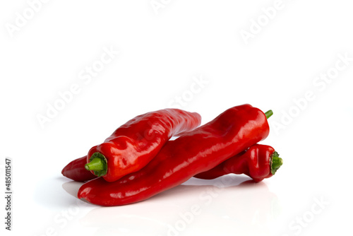 Fototapeta Naklejka Na Ścianę i Meble -  Einige Schoten rote Spitzpaprika vor weissen Hintergrund