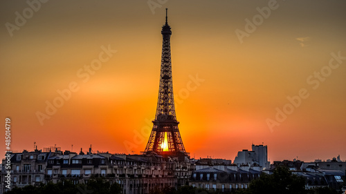 Eiffel tower at sunset © Liliya