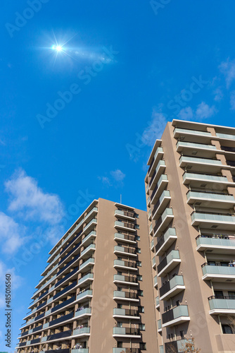 Exterior of high-rise condominium and refreshing blue sky scenery_sky_62