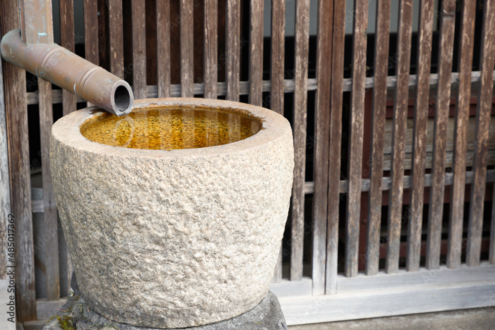 雨を受ける石製の水盆 雨を受ける石製の水盆