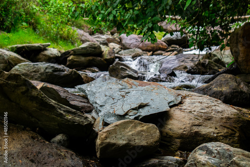 CATARATA NATURAL EN MEDIO DE LA SELVA 